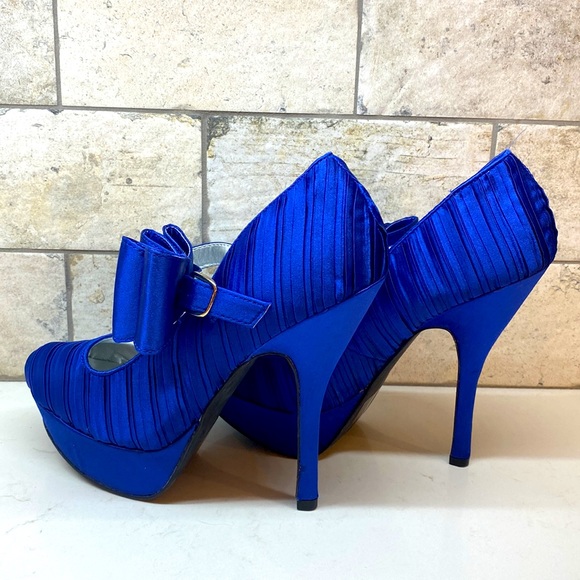 Qupid Silk Platform Heels - Picture 5 of 10